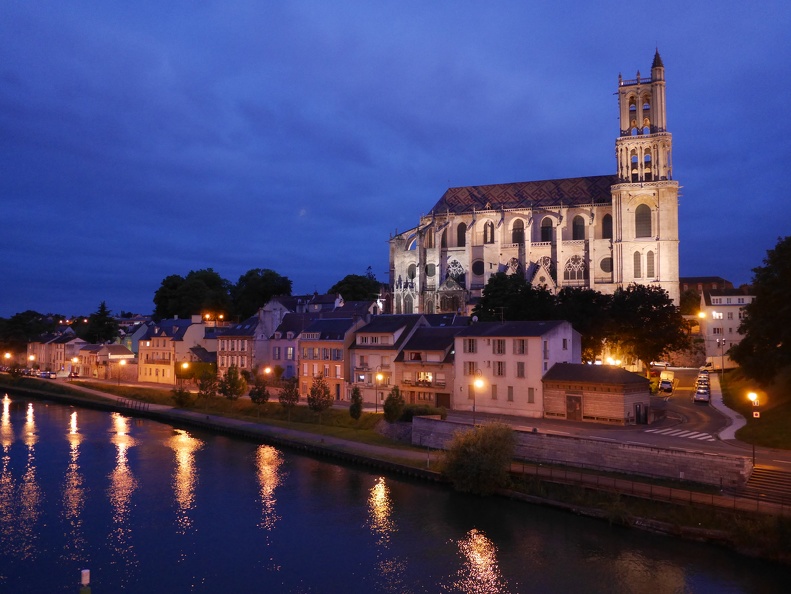 Mantes-la-Jolie, France, au bord de la Seine face à la Cathédrale P1050848.JPG