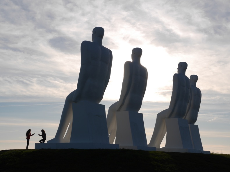 J5 Esbjerg à l'ouest du Danemark, statures géantes regardant le mer Day004b.JPG