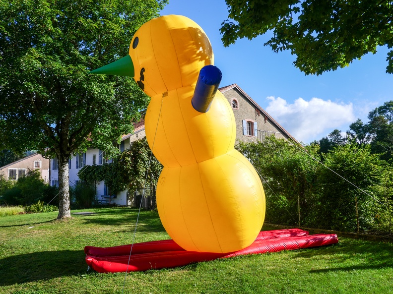 Skiing snowman (haut en couleur), Jan Kiefer; autrefois considéré comme un personnage maléfique, le bonhomme de neige est devenu un symbole des aspects festifs de la saison hivernale. Môtiers2021-2.jpg