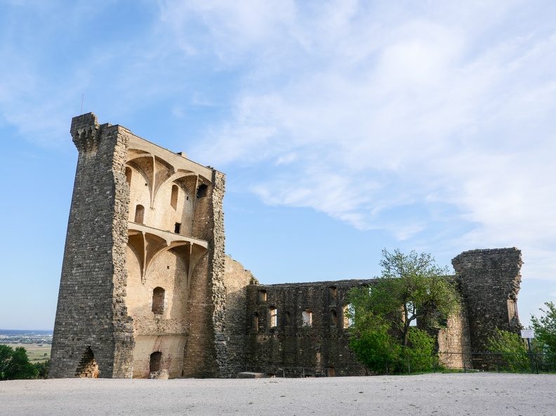 Il ne reste pas grand chose de l'imposante demeure estivale des Papes en Avignon construite entre 1317 et 1333 sous l'impulsion du Pape Jean XXII CôtesDuRhôneVillages-07b.jpg