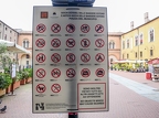 2026-05mai10-08 (552 visits) Ceci n'explique sûrement pas ce panneau bien ancré à l'entrée de la Piazza del Municipio qui int... 2026-05mai10-08